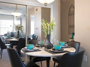 dining room at  Bradley Pointe located in Savannah, GA