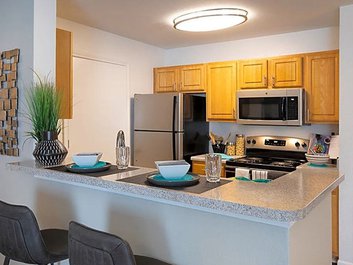 dining room at  Bradley Pointe located in Savannah, GA